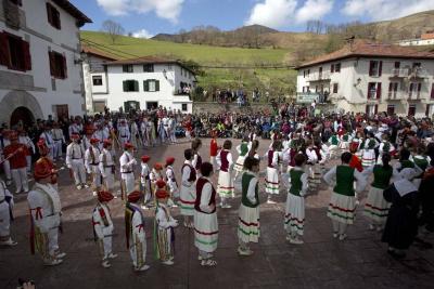 elegantes dantzaris de luzaide/valcarlos